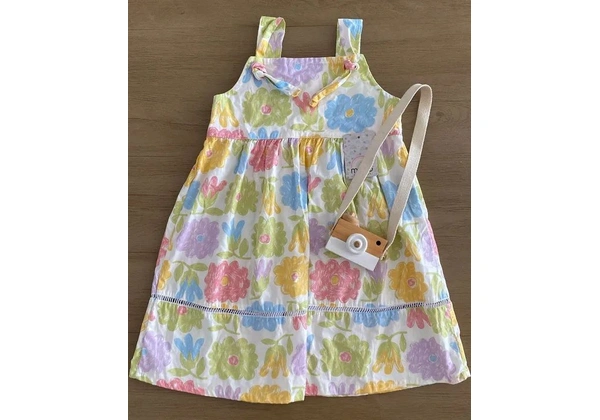 Vestido infantil estampado com tema postal
