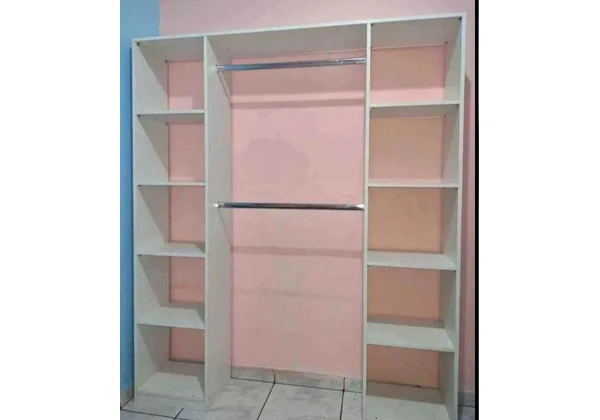 Closet para Roupas com Prateleiras e Varão