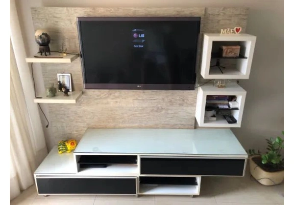 Home com painel e rodinhas