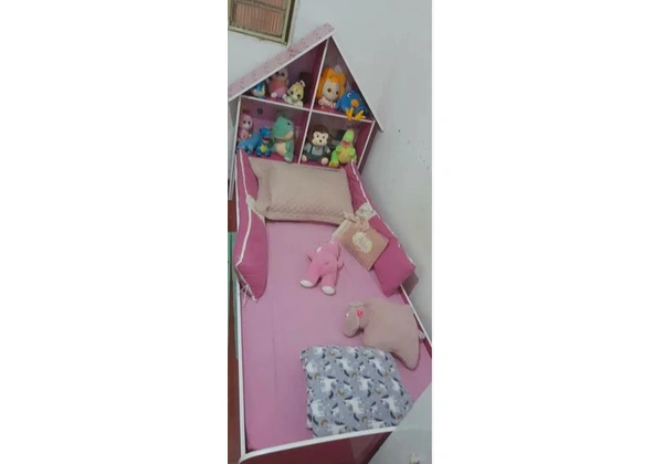 Cama casinha muito nova.