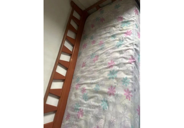 Sofá cama de madeira com 2 camas