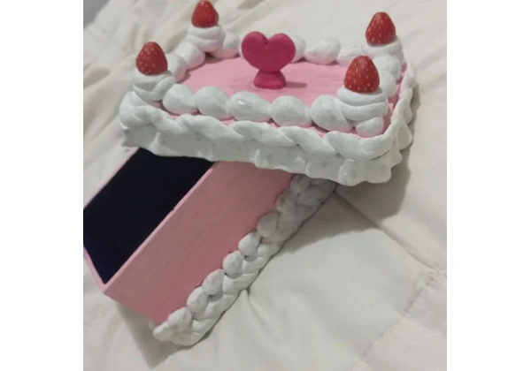 Caixa decorada, bolo fake, feito todo a mão, biscuit.