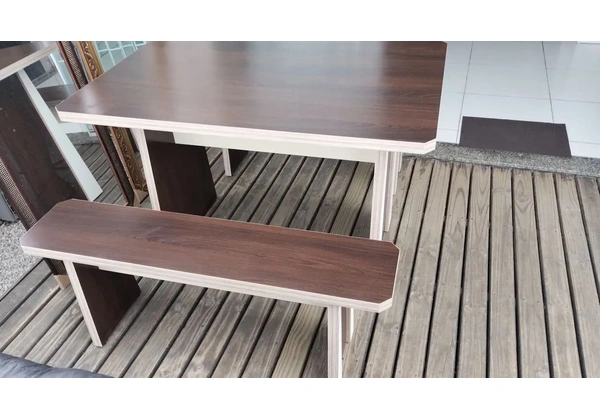 Mesa com 2 bancos semi novo entrego ler anúncio