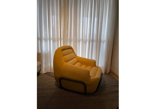 Poltrona original anos 70 amarela restaurada