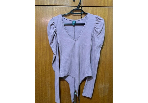 Body de manga comprida com babado