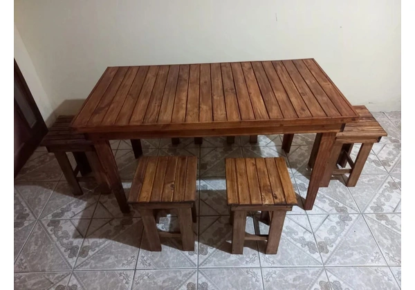 Mesa de Pinus com 6 bancos