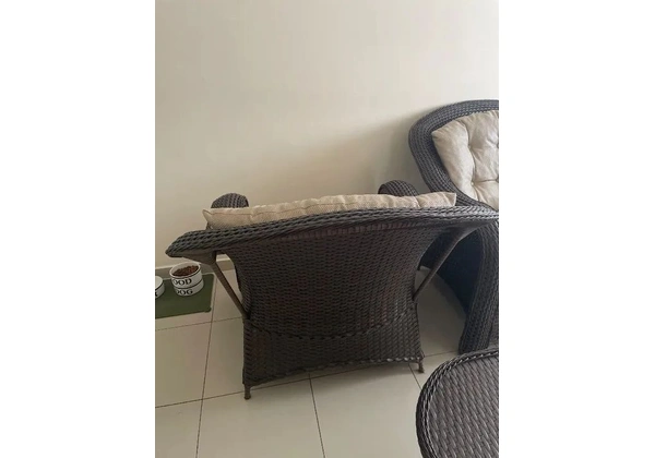 Cadeiras e mesa de centro para área externa.