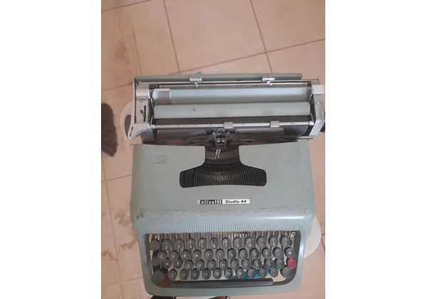 Máquina de escrever olivetti Studio 44 vintage