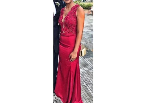 Belíssimo vestido vermelho bordô