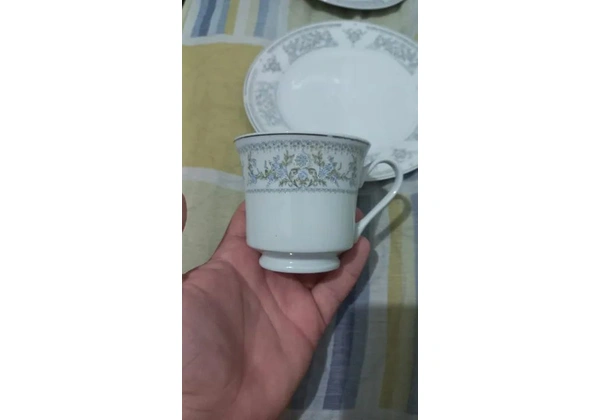 Jogo de porcelana com 1 xícara, 1 pires e 1 prato (Trisa Fine Porcelain)