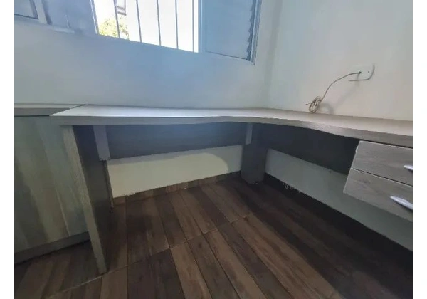 Mesa escritorio L e Armário 2 portas Madeira maciça