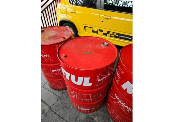 4 Barris de ferro - 200l (R$60, 00 cada)