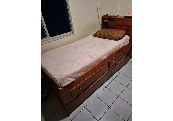 Cama de madeira maciça