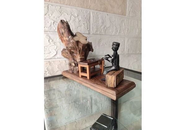 Obra de arte feita com material sustentável, madeira e aço