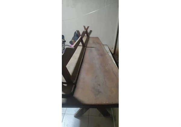 Mesa de Madeira com 2 bancos !! Perfeito estado, negociamos valores !!