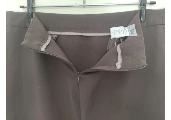 MIROA Saia alfaiataria Tam 44 50, 00<br>Altura 53cm<br>Cintura 44cm<br>Quadril 53cm