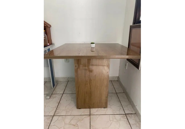 MESA EM EXCELENTE ESTADO
