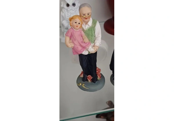 Esculturas vovô e vovó feitas em resina