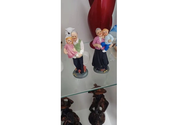Esculturas vovô e vovó feitas em resina