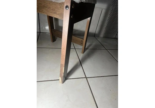 Mesa quatro com quatro cadeiras
