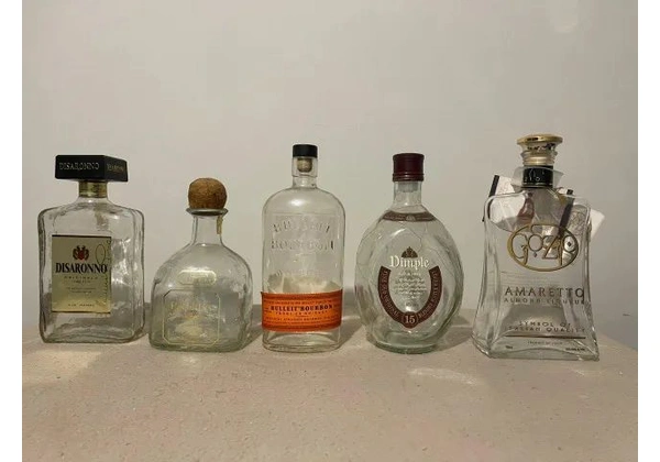 Garrafas vazias de bebidas importadas