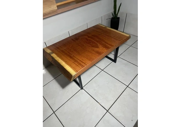 Mesa de centro em madeira angelim