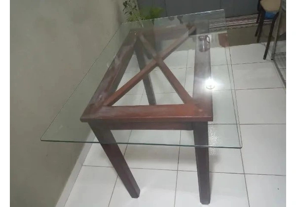 Mesa retangular. Vidro. Madeira