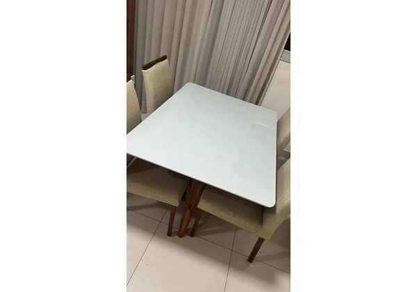 Vendo Conjunto Sala de Jantar Mesa com 6 cadeiras