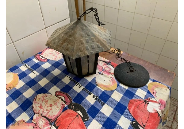Lustre de ferro tipo colonial