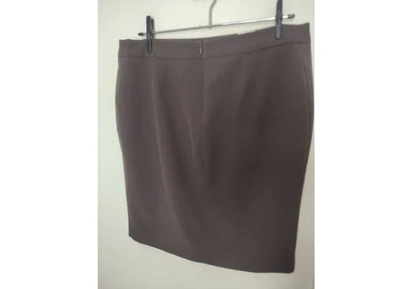 MIROA Saia alfaiataria Tam 44 50, 00<br>Altura 53cm<br>Cintura 44cm<br>Quadril 53cm