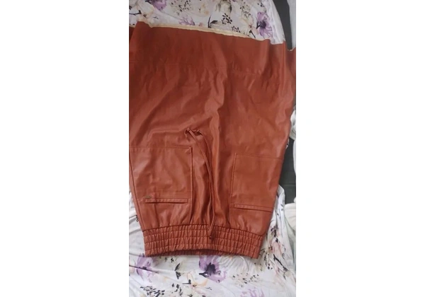 Estou vendedo uma saia de couro comprida tamanho p mais tbm veste m