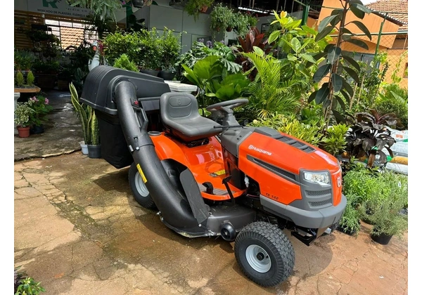 Trator corta grama Husqvarna TS 142 com coletor