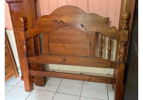 Cama de Casal em Madeira
