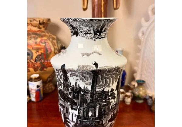 Antigo vaso em porcelana de provável procedência inglesa
