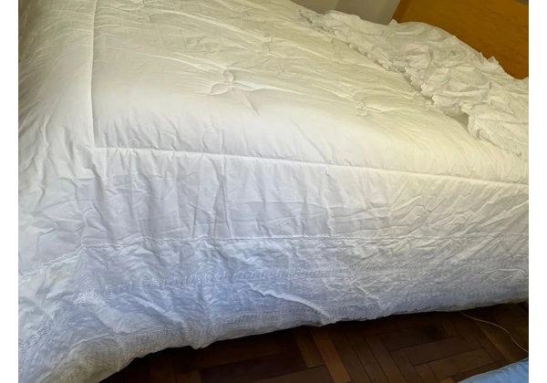 Edredom branco com detalhes em lese