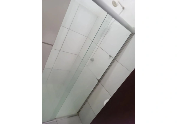 Box para banheiro bem conservado. Já está retirado do local pronto para o cliente.