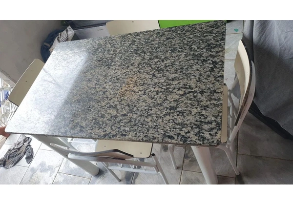 Mesa de mármore com 4 cadeiras 450.00