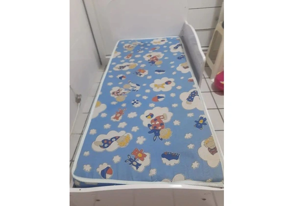 Cama com colchão infantil