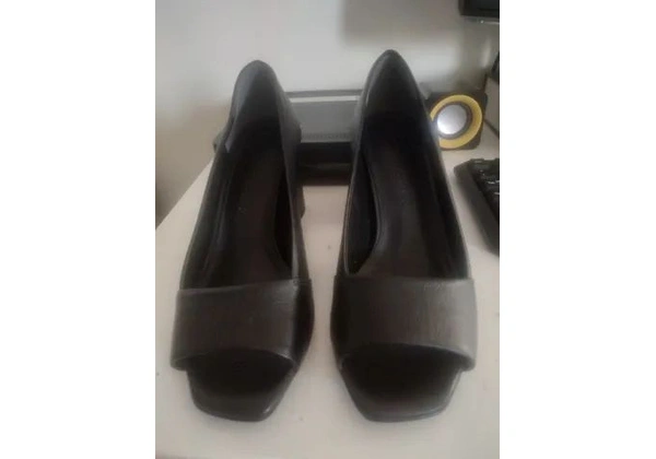 Sapato Feminino (Tamanho 35) Preto em Couro Marca Loucos e Santos
