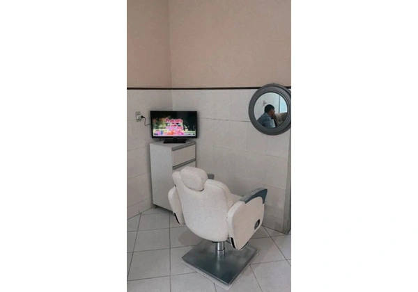 Cadeira para salão e barbearia semi nova