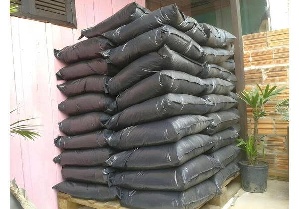 Terra Vegetal Adubada Pacote de 20kg Faço Entrega