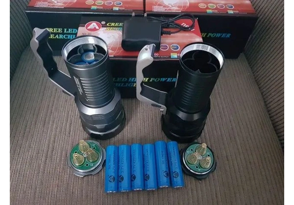 Lanterna Holofote Tática Led Mão T6 Zoom 3 Baterias Ultra Potente