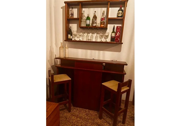 Barzinho lindo com 3 banquetas