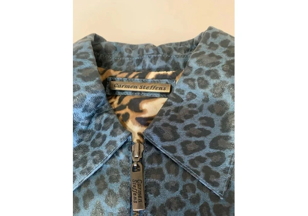 Jaqueta de couro com estampa de leopardo