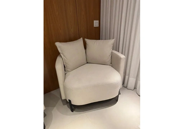 Poltronas com Design Moderno - Em Ótimo Estado
