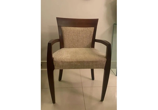 Mesa quadrada de mármore com 06 cadeiras