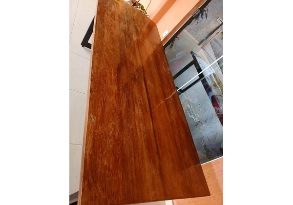 Mesa de madeira maciça com pés de ferro