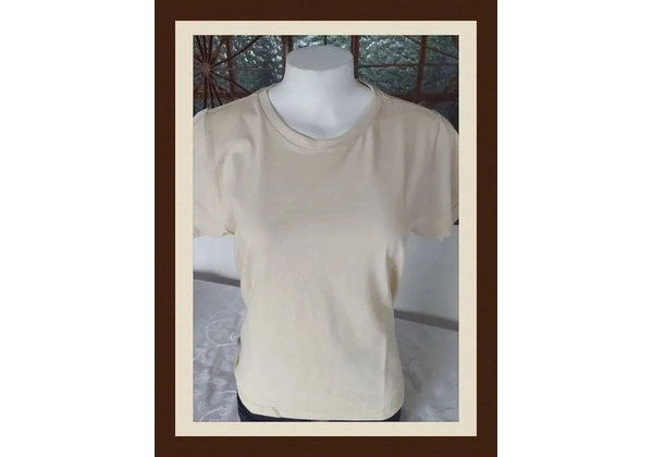 Camiseta Preta, branca, areia e amarela, Básica