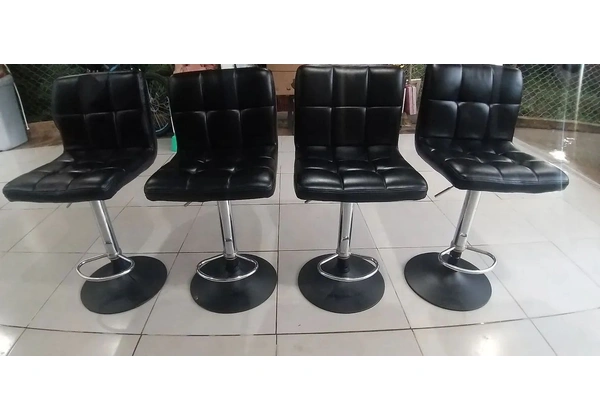 BANQUETAS COM ENCOSTO EM COURINO