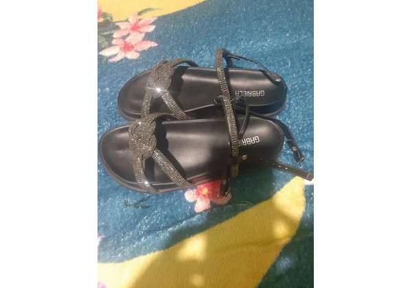 Vende-se essa sandália papete muito. Confortável número 37